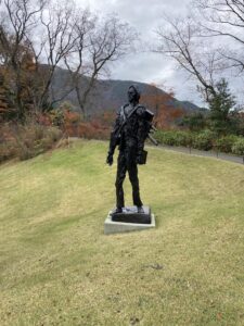 彫刻の森美術館_オシップ・ザッキン「野山を歩くファン・ゴッホ」